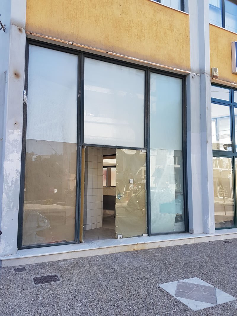 Το κρεοπωλείο πριν την διαμόρφωση της πρόσοψης Το κρεοπωλείο πριν την διαμόρφωση της πρόσοψης