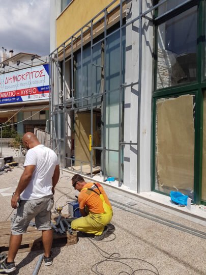 Το κρεοπωλείο σε ώρα εργασίας κατά την διαμόρφωση της πρόσοψης: