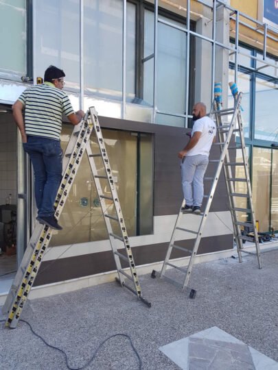 Το κρεοπωλείο σε ώρα εργασίας κατά την διαμόρφωση της πρόσοψης: