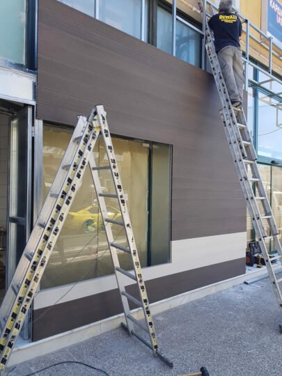 Το κρεοπωλείο σε ώρα εργασίας κατά την διαμόρφωση της πρόσοψης: