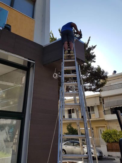 Το κρεοπωλείο σε ώρα εργασίας κατά την διαμόρφωση της πρόσοψης: