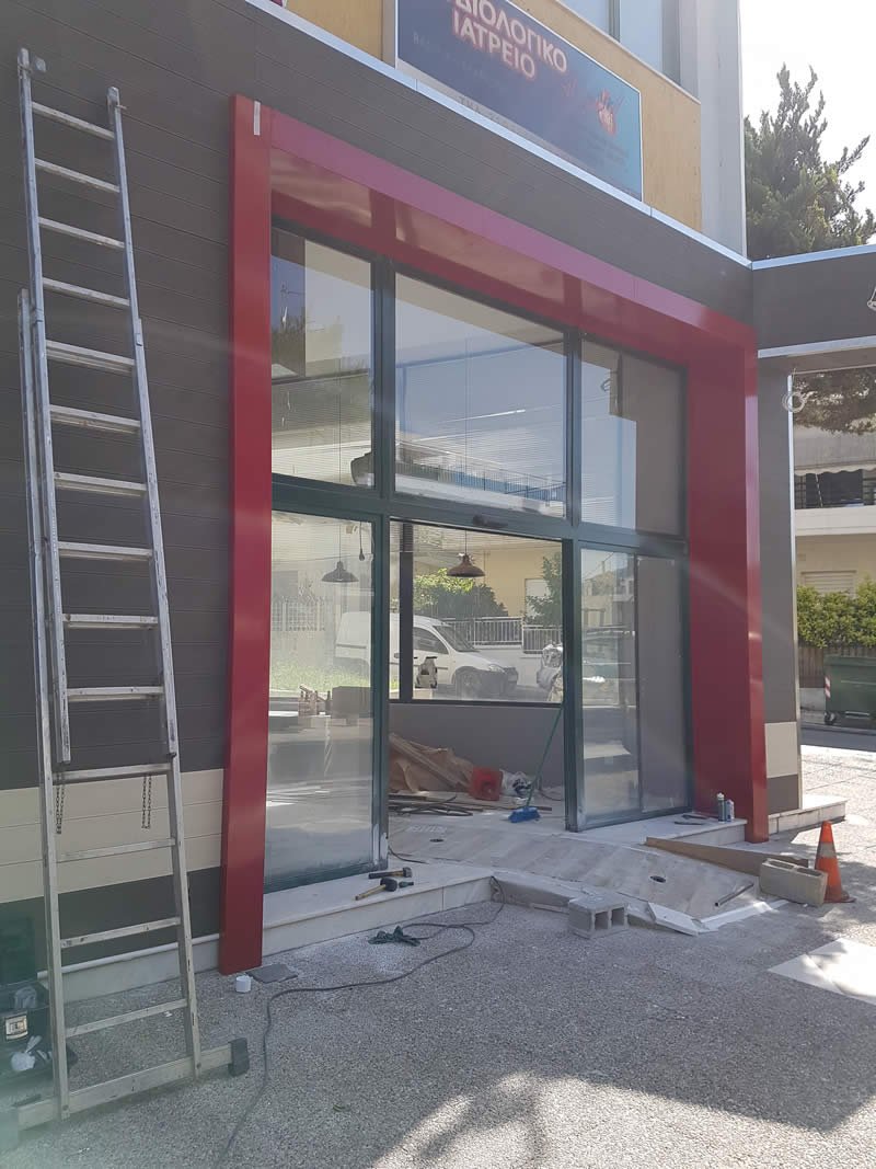 Το κρεοπωλείο σε ώρα εργασίας κατά την διαμόρφωση της πρόσοψης: