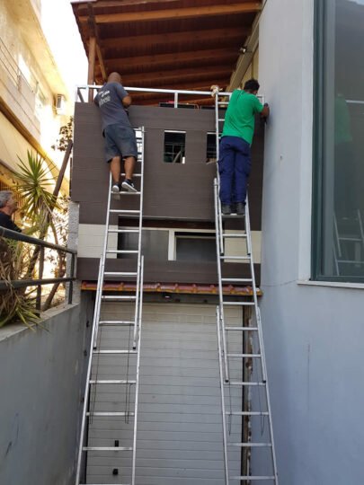 Το κρεοπωλείο σε ώρα εργασίας κατά την διαμόρφωση της πρόσοψης: