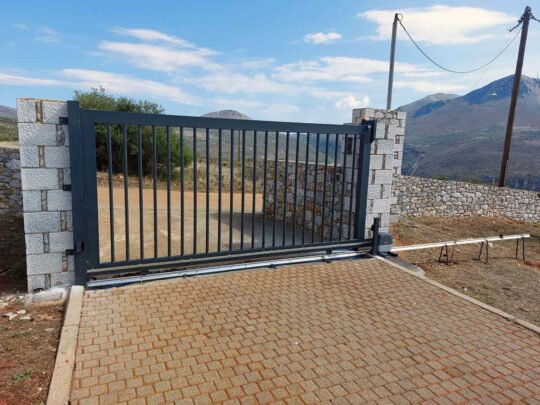 Κατασκευή Εξωτερικής σιδερένιας πόρτας συρόμενης με ροδάκια