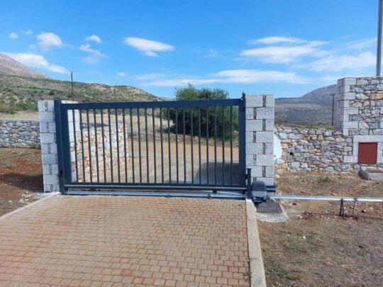 Κατασκευή Εξωτερικής σιδερένιας πόρτας συρόμενης με ροδάκια