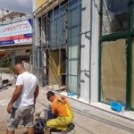 Το κρεοπωλείο σε ώρα εργασίας κατά την διαμόρφωση της πρόσοψης: