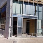 Το κρεοπωλείο σε ώρα εργασίας κατά την διαμόρφωση της πρόσοψης: