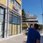 Το κρεοπωλείο σε ώρα εργασίας κατά την διαμόρφωση της πρόσοψης: