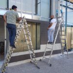 Το κρεοπωλείο σε ώρα εργασίας κατά την διαμόρφωση της πρόσοψης: