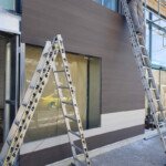 Το κρεοπωλείο σε ώρα εργασίας κατά την διαμόρφωση της πρόσοψης: