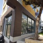 Το κρεοπωλείο σε ώρα εργασίας κατά την διαμόρφωση της πρόσοψης: