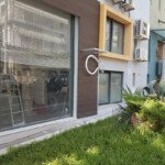 Το κρεοπωλείο σε ώρα εργασίας κατά την διαμόρφωση της πρόσοψης: