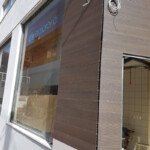 Το κρεοπωλείο σε ώρα εργασίας κατά την διαμόρφωση της πρόσοψης: