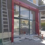 Το κρεοπωλείο σε ώρα εργασίας κατά την διαμόρφωση της πρόσοψης: