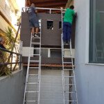 Το κρεοπωλείο σε ώρα εργασίας κατά την διαμόρφωση της πρόσοψης: