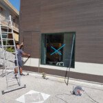 Το κρεοπωλείο σε ώρα εργασίας κατά την διαμόρφωση της πρόσοψης: