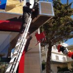 Το κρεοπωλείο σε ώρα εργασίας κατά την διαμόρφωση της πρόσοψης: